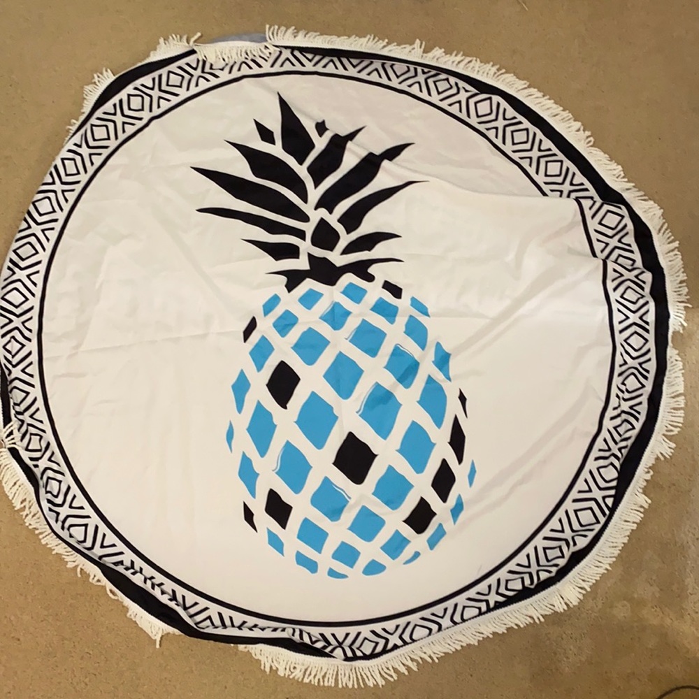 Circular beach towel/blanket with tassels